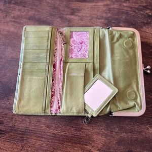 Hobo the original, Rachel wallet in green leather. Used condition.